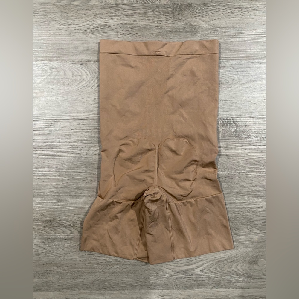 Spanx On Core High-Waisted Shapewear Shorts Mid Thigh - Picture 5 of 5
